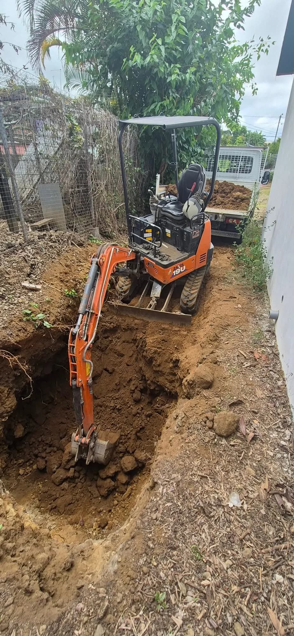Minipelle Tractoplaine creusant une fouille de piscine au Tampon (974)