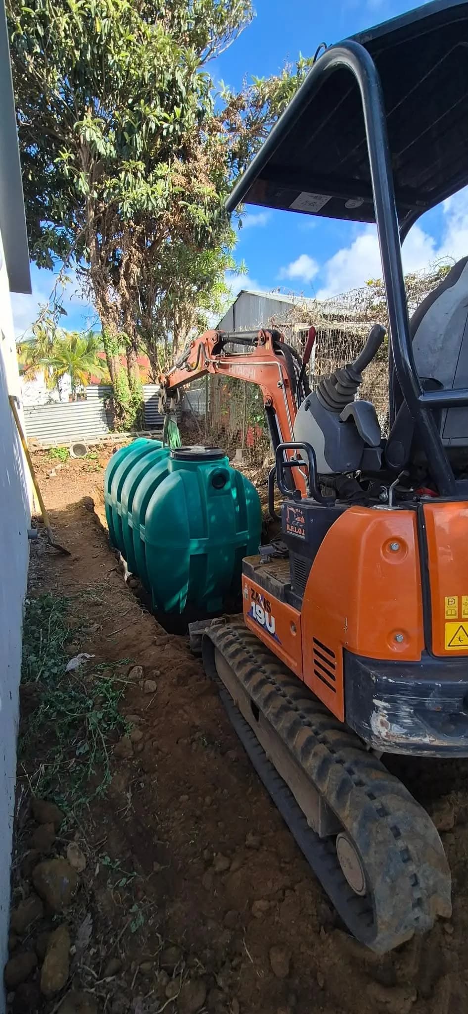Pose de fosse septique conforme SPANC par Tractoplaine à La Réunion