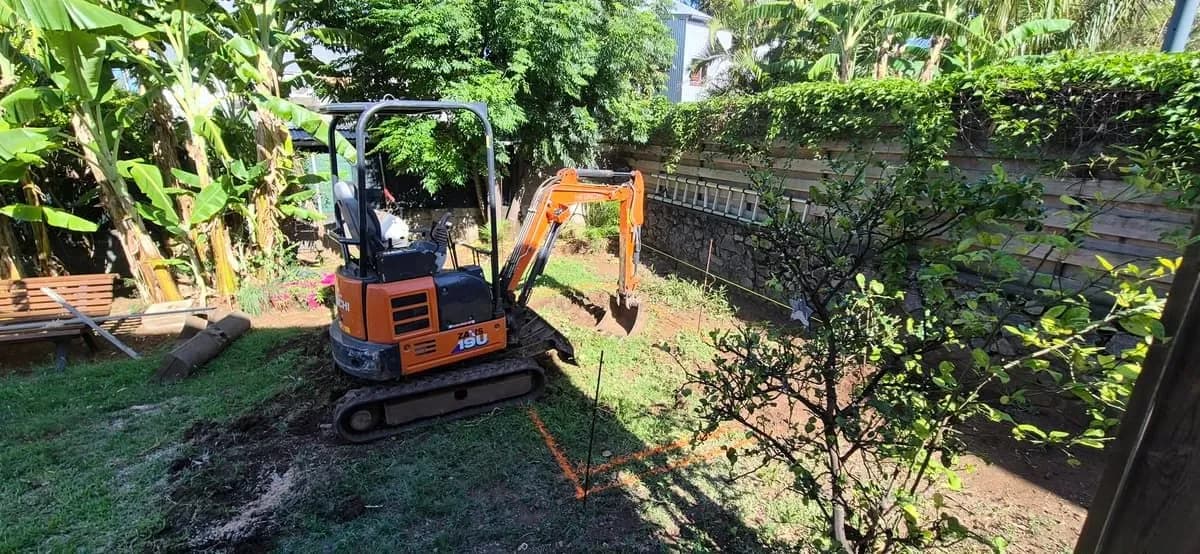Chantier VRD avec tranchées et canalisations à Saint-Pierre, La Réunion